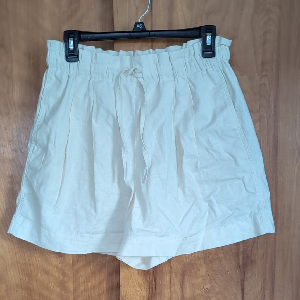 Uniqlo Women's Cream Linen Blend Shorts